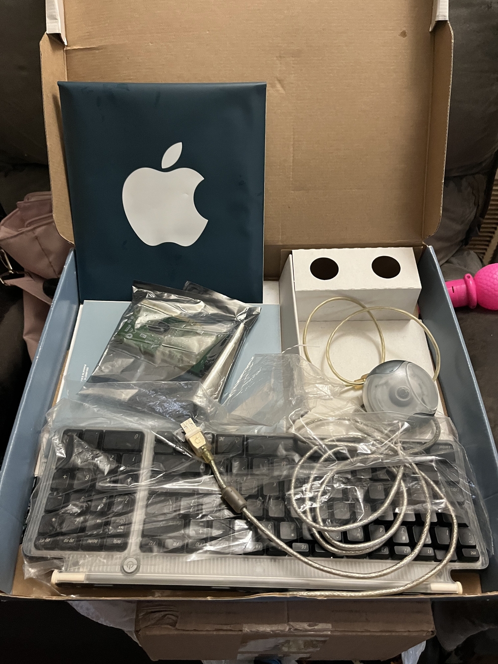 Apple Power Mac G4 Accessory Kit in White and Silver